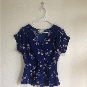 Monteau Navy Floral wrap blouse size large short sleeves